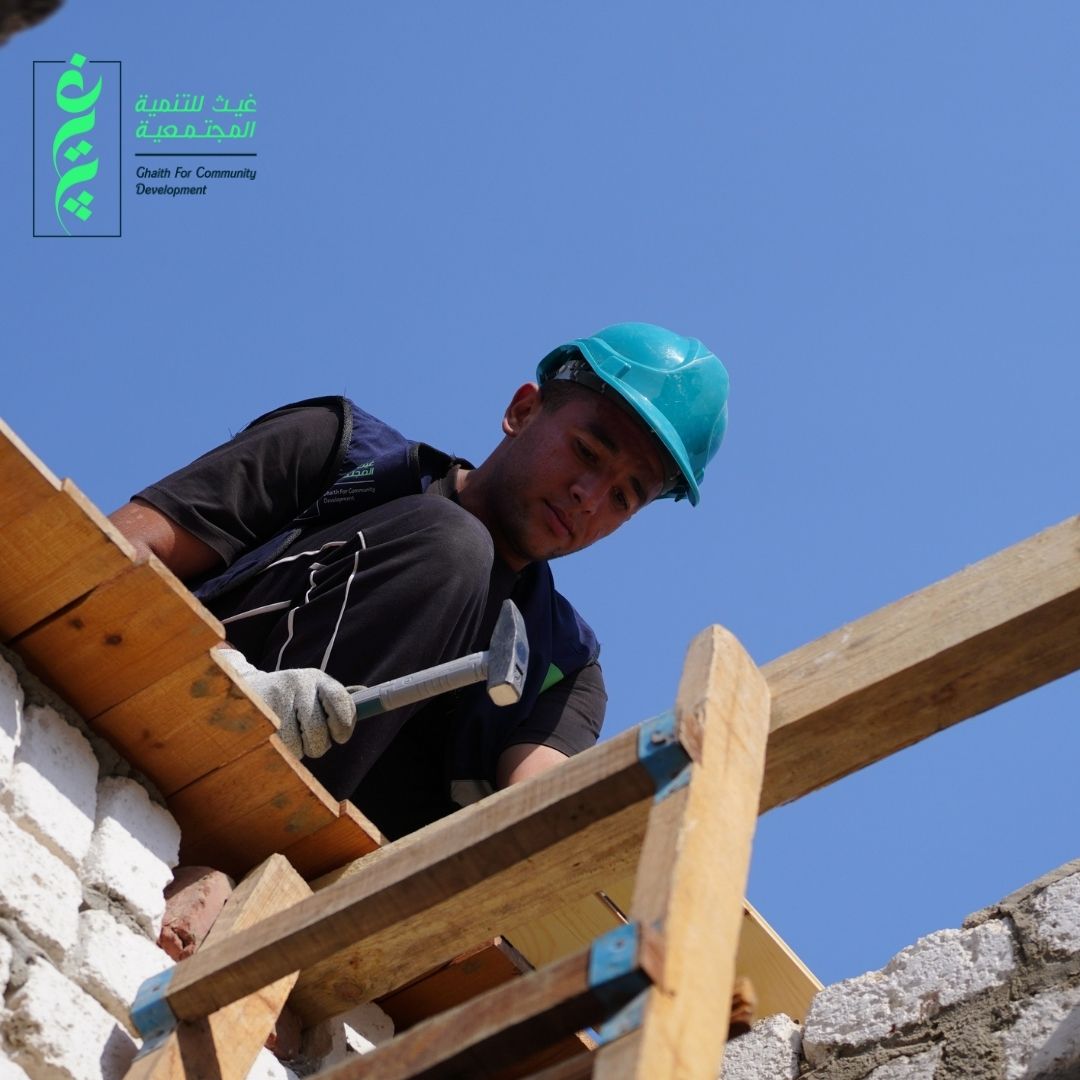 ضمان الجودة والمتانة.. كيف تبني غيث أسقفًا تحمي الأسر المستحقة؟